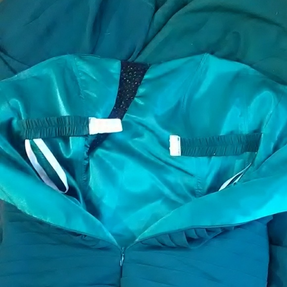 Long green formal dress - Picture 7 of 7